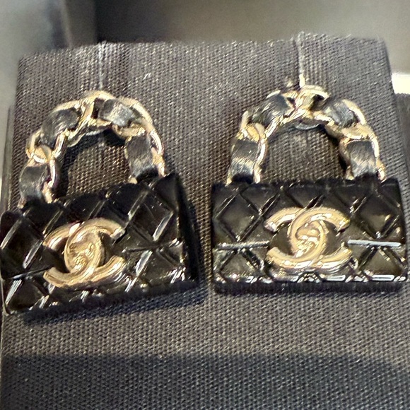 Chanel Earrings from Cruise Collection 2023 - Picture 7 of 11